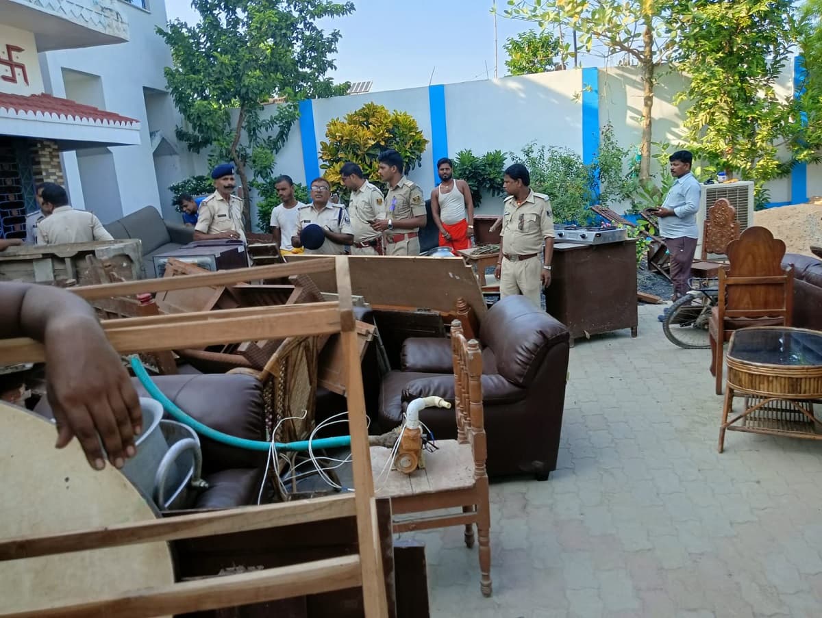 Purnia news : आठ थानों की पुलिस पहुंची पूर्व विधायक बीमा भारती के घर, खिड़की-दरवाजे तक उखाड़ ले गयी