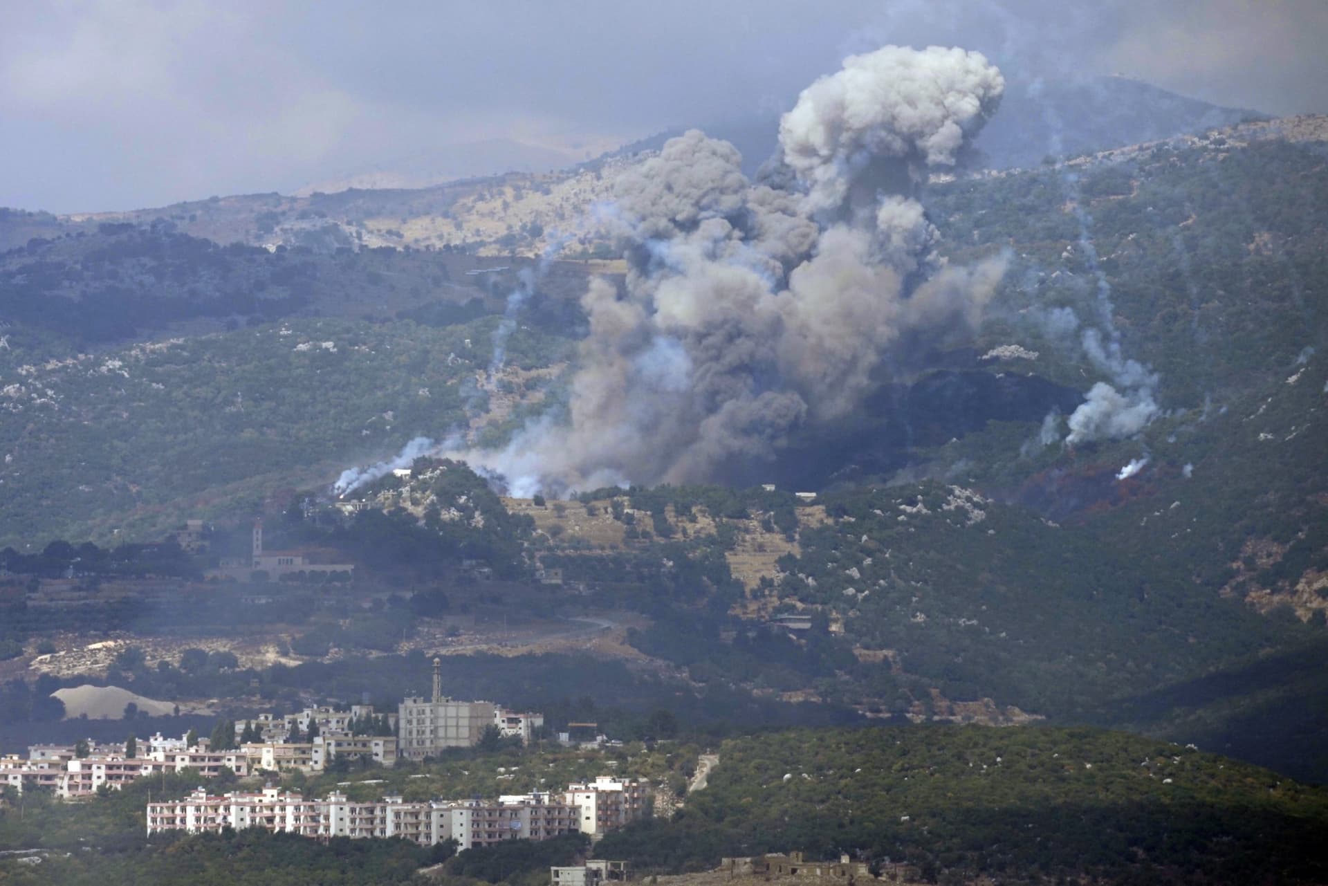 Israel Big Attack: भीषण धमाकों से दहल गया बेरूत, 4 मंजिला इमारत ध्वस्त, हिजबुल्ला के मुख्यालय पर IDF का बड़ा हमला