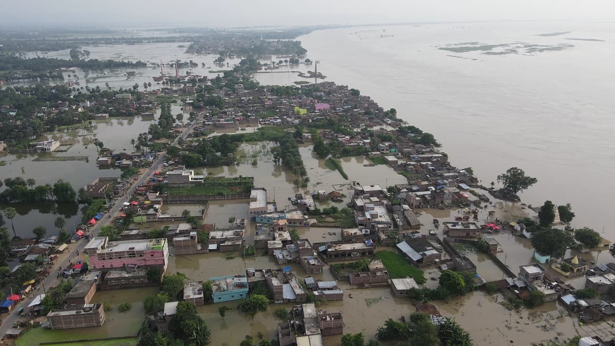 Munger news : बाढ़ से लाखों लोग हुए बेघर, चूड़ा-मूढ़ी खाकर दिन गुजार रहे हैं लोग