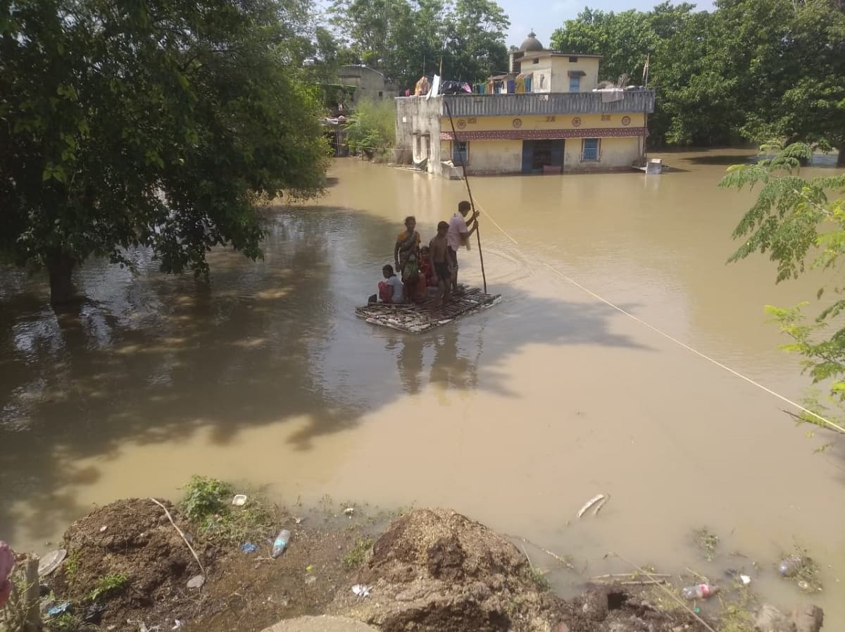 Munger news : बरियारपुर में भीषण बाढ़ के बीच जान जोखिम में डाल आवागमन कर रहे लोग