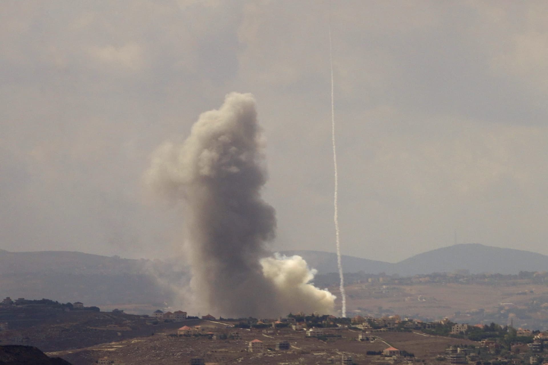Israel Attack: सीरिया-लेबनान बॉर्डर पर IDF ने बरसाए बम, भारतीय दूतावास ने जारी की एडवाइजरी