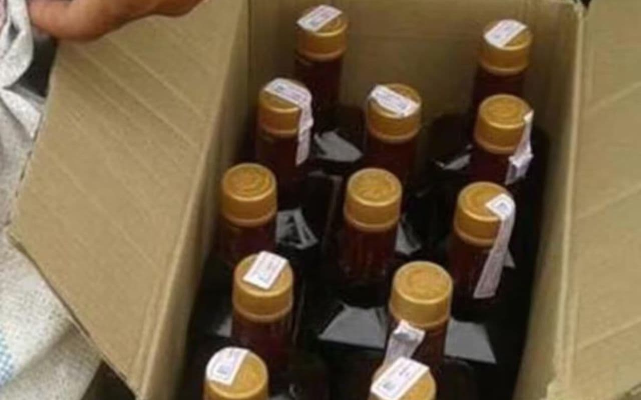 बिहार में नहीं थम रहा अवैध शराब कारोबार का सिलसिला, पंचायत ऑफिस से बरामद हुई विदेशी शराब की 100 से ज्यादा बोतलें 