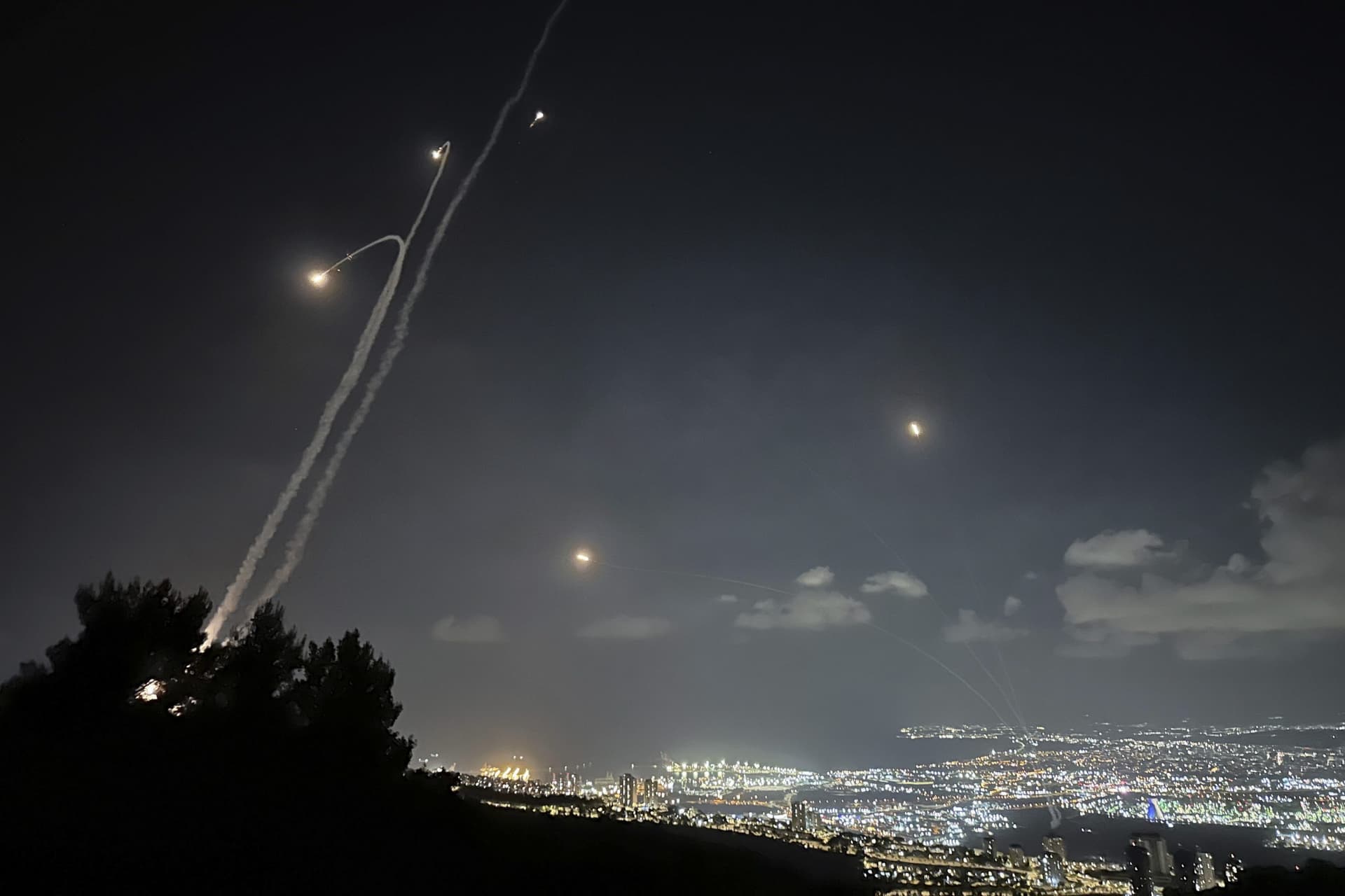 Israel Lebanon War: लेबनान से कई गुना ज्यादा ताकतवर है इजराइल, सीधी जंग में कितनी देर ठहर सकती है लेबनान की सेना