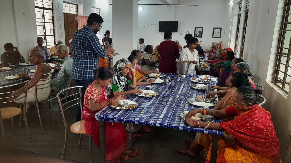 Purnia news : बेटों ने जिन्हें ठुकराया वे माताएं भी कर रहीं निर्जला व्रत, पुत्र की लंबी आयु की कामना