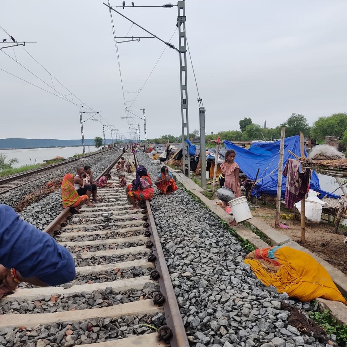 Munger news : बाढ़ की त्रासदी : न पेट की आग बुझ रही, न चैन की नींद सो पा रहे