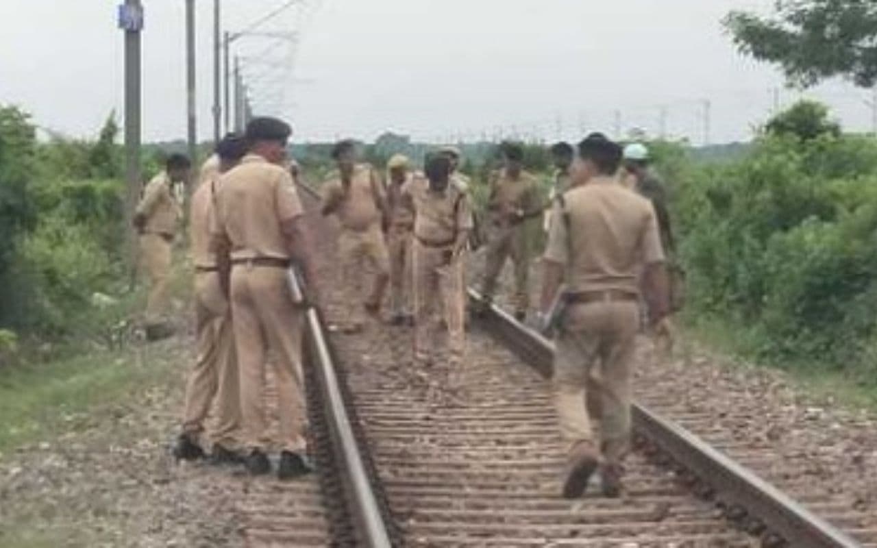 छपरा में ट्रेन को पलटने की बड़ी साजिश नाकाम, पटरी पर रखा था बड़ा पत्थर, जांच में जुटी पुलिस