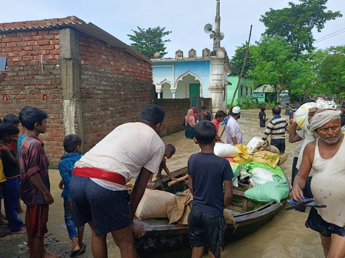 Saharsa news : तटबंध के अंदर मची तबाही, लोग कर रहे हैं पलायन