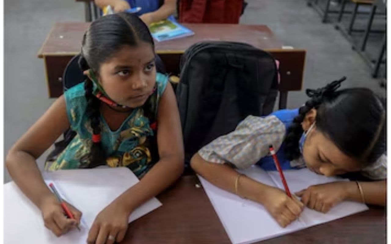 Gaya News : मां की मौत के बाद शिक्षकों ने उठाया बच्चियों की पढ़ाई का बीड़ा, बनाई अलग पहचान