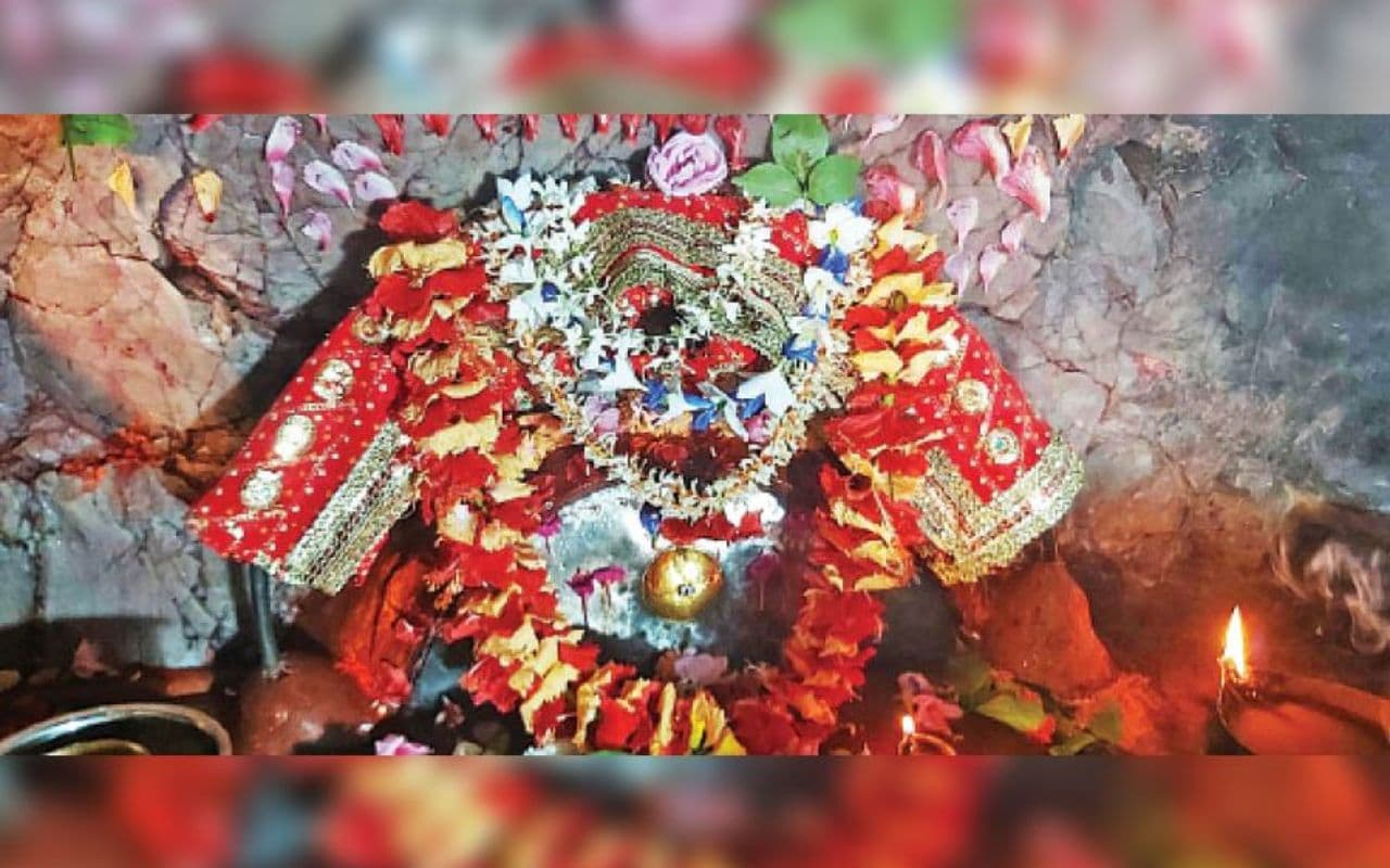 Munger: मंदिर का पुजारी ही निकला चोर, चुराया माता रानी का दो लाख का गहना, गिरफ्तार