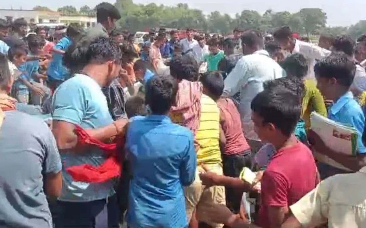 CM के जाते ही मछलियों पर टूट पड़े लोग, बोले- मुख्यमंत्री के नाम पर करेंगे फिश पार्टी