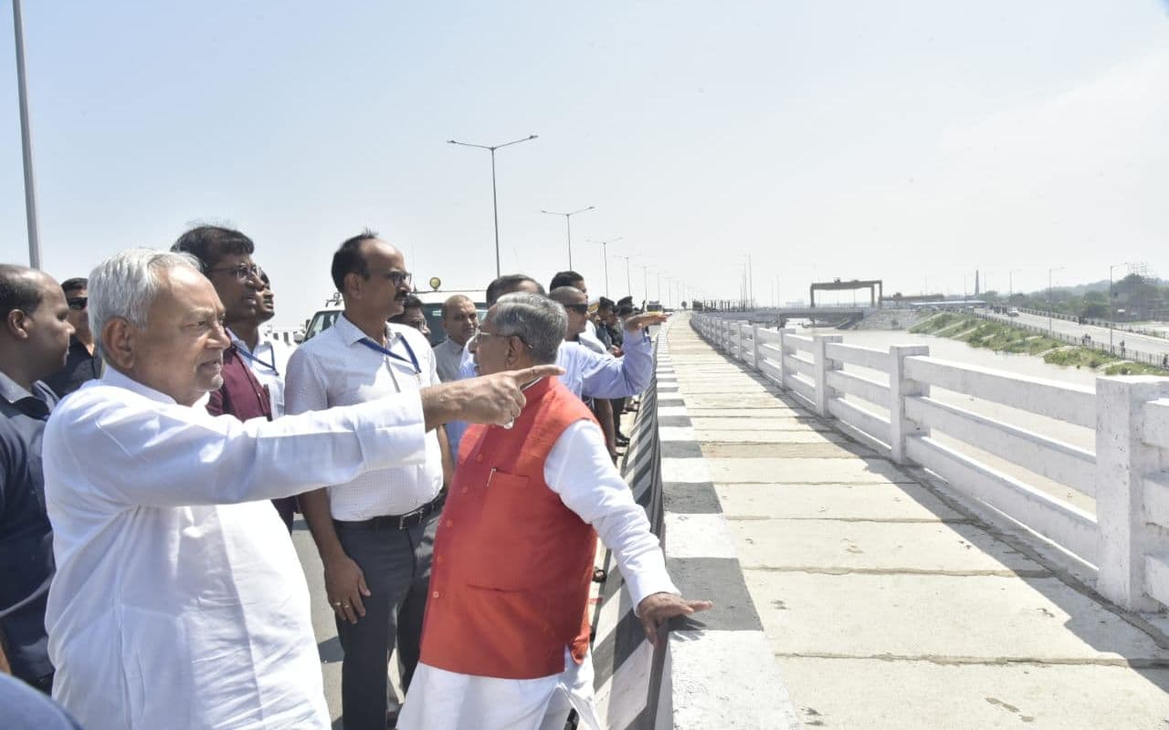 Bihar: CM नीतीश ने पटना में बाढ़ के खतरे के बीच किया गंगा नदी का निरीक्षण, देखें तस्वीरें
