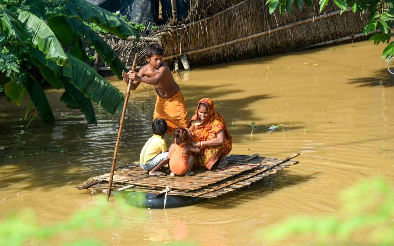 Bihar Flood : नदियों का जलस्तर घटने के बावजूद कई जगहों पर बाढ़ जैसे हालात, ट्रेनों को करना पड़ा रद्द 