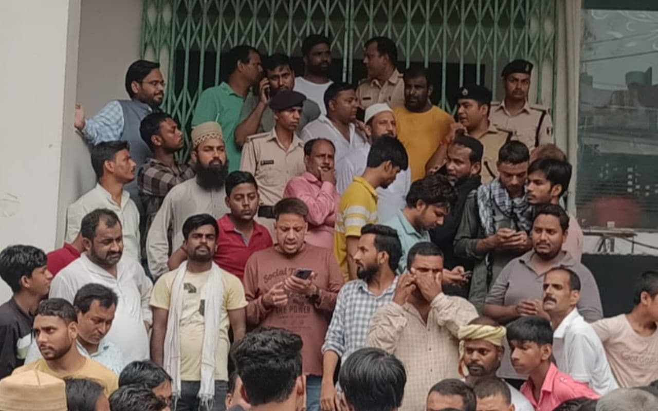 औरंगाबाद में मूर्ति विसर्जन के दौरान हुई आपत्तिजनक नारेबाजी, विरोध में लोगों ने दुकान बंद कर किया प्रदर्शन 