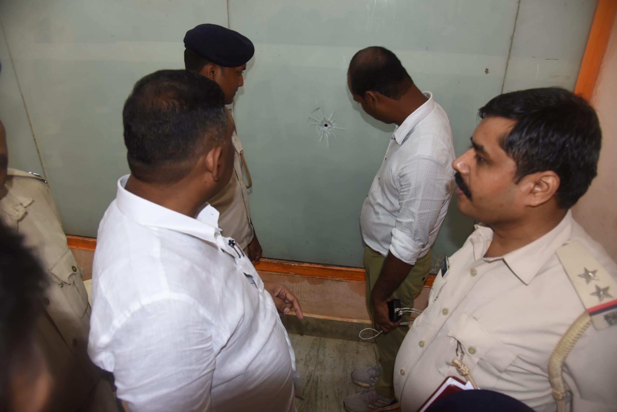 बिरसानगर : कोचिंग सेंटर के कांच पर फायरिंग की आशंका, टूटे कांच से शिक्षक जख्मी