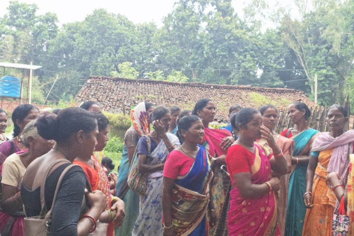 गुमला में जंगली हाथियों से परेशान महिलाओं ने वन विभाग के दफ्तर के सामने किया प्रदर्शन, जानें क्या है उनकी मांग