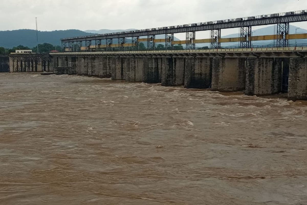 Jharkhand Weather: झमाझम बारिश से स्वर्णरेखा नदी उफनाई, गालूडीह बराज डैम का खोला गया 8 गेट
