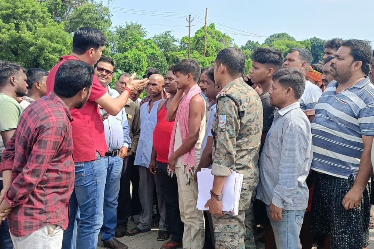 Jharkhand News: धनबाद में जेसीबी की चपेट में आने से 50 वर्षीय अधेड़ की मौत, ग्रामीणों ने की सड़क जाम