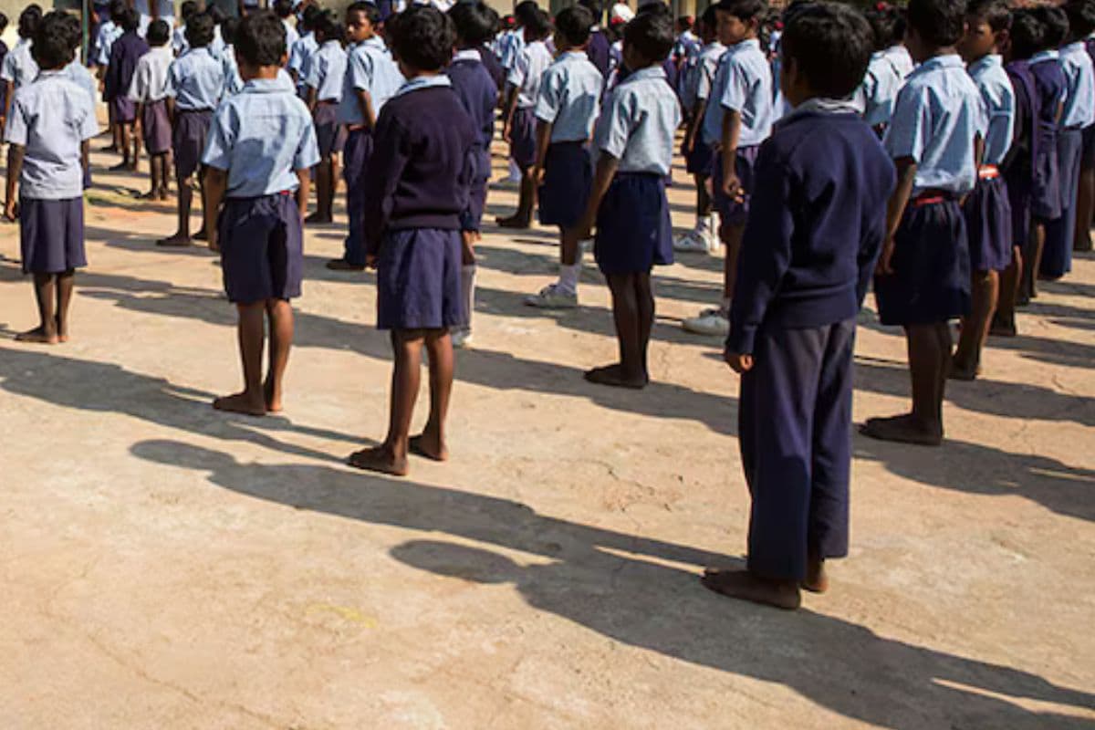 झारखंड के मात्र 16 फीसदी आदिवासी ही मैट्रिक से आगे की कर पाते हैं पढ़ाई, वार्षिक आमदनी 73 हजार रुपये