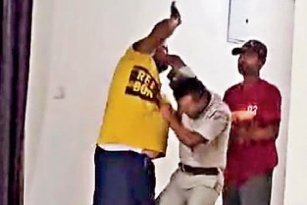 Jharkhand News: BJP का बोर्ड लगाकर घूम रहे दो युवकों की गुंडागर्दी, थाने में ही दारोगा को जमकर पीटा
