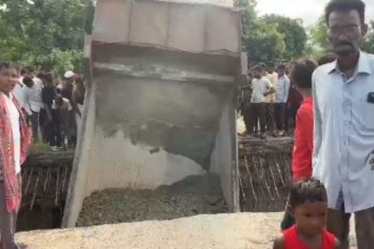 सरायकेला के बोंगबोंगा नदी पर बना पुल टूटा, झारखंड के पूर्व CM चंपाई सोरेन के गांव से जिला मुख्यालय का संपर्क कटा