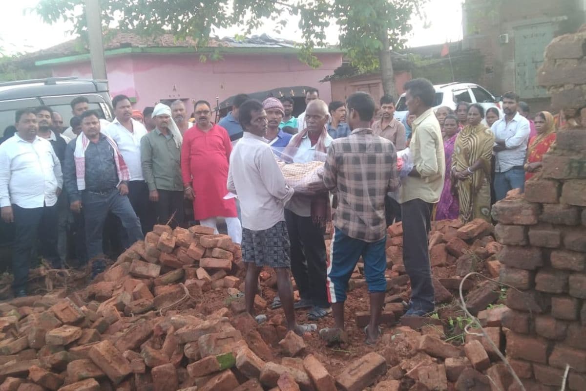 Jharkhand News: हजारीबाग में दीवार गिरने से 10 साल के बच्चे की मौत, 2 बच्चियां घायल
