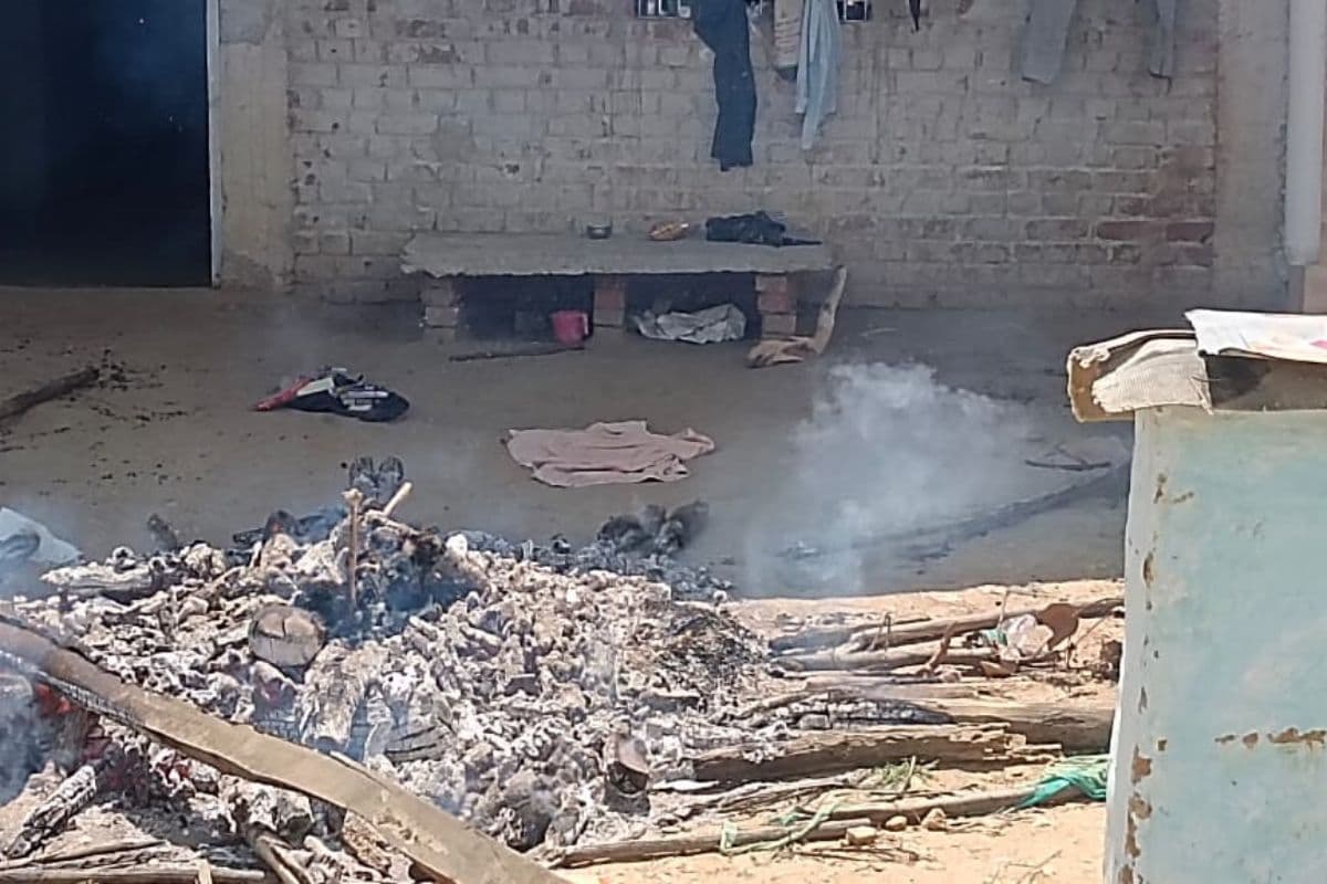 हजारीबाग: कुंआ से मिला बेटी का शव, परिजनों ने कर दिया ससुराल वालों के दरवाजे पर अंतिम संस्कार, जानें मामला