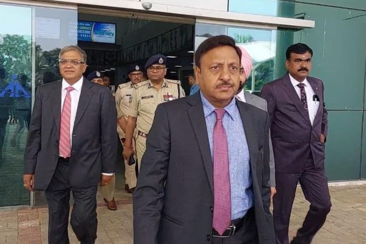 झारखंड पहुंची निर्वाचन आयोग की टीम, इस बार इतने चरणों में कराये जा सकते हैं चुनाव संपन्न झारखंड पहुंची निर्वाचन आयोग की टीम, इस बार इतने चरणों में कराये जा सकते हैं चुनाव संपन्न