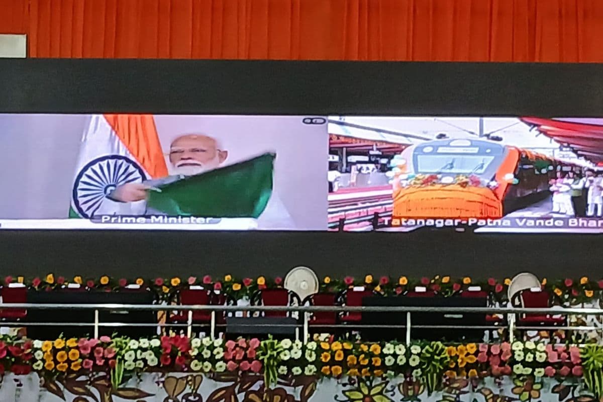 Vande Bharat: PM Modi ने दिखाई हरी झंडी, आदिवासी महिला ड्राइवर टाटा-पटना वंदे भारत ट्रेन लेकर हुई रवाना