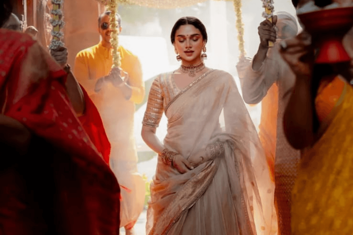 Aditi Rao Hydari’s Maheshwari Tissue Lehenga look: अगर आप भी चाहती है अपनी शादी में अलग दिखना तो ये मिनमल लुक है आपके लिए बेस्ट