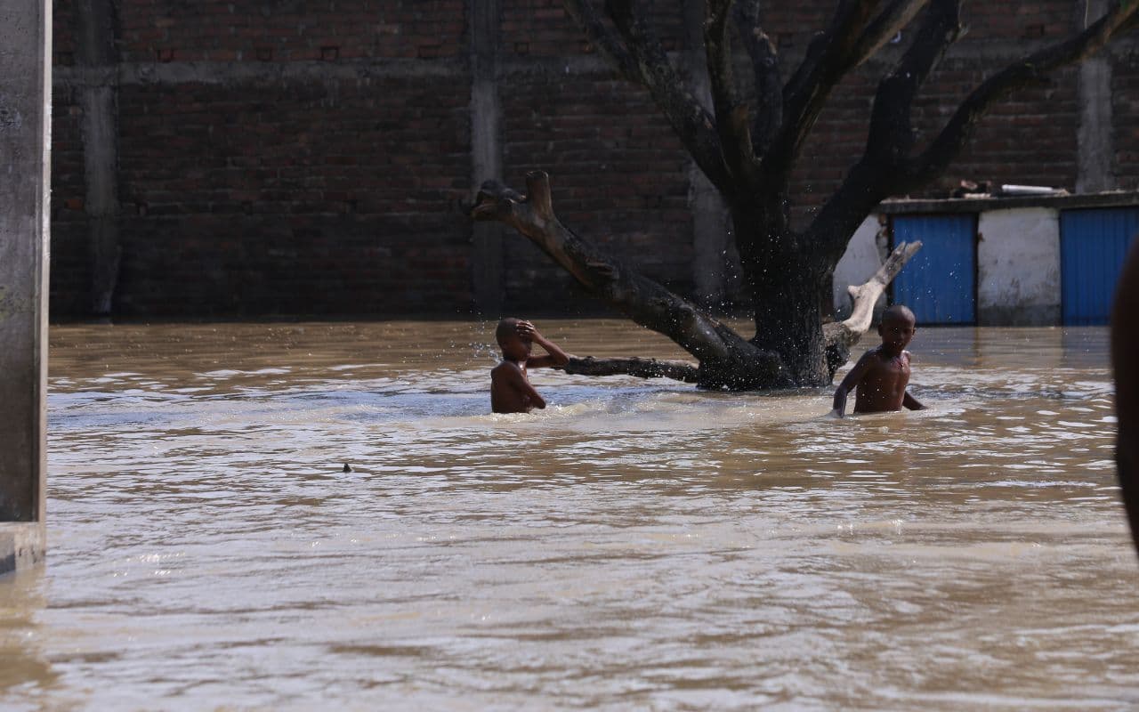 Bihar Flood: गंगा के रौद्र रूप से हाहाकार, स्लुईस गेट और पुल टूटा, मची भीषण तबाही Bihar Flood: गंगा के रौद्र रूप से हाहाकार, स्लुईस गेट और पुल टूटा, मची भीषण तबाही