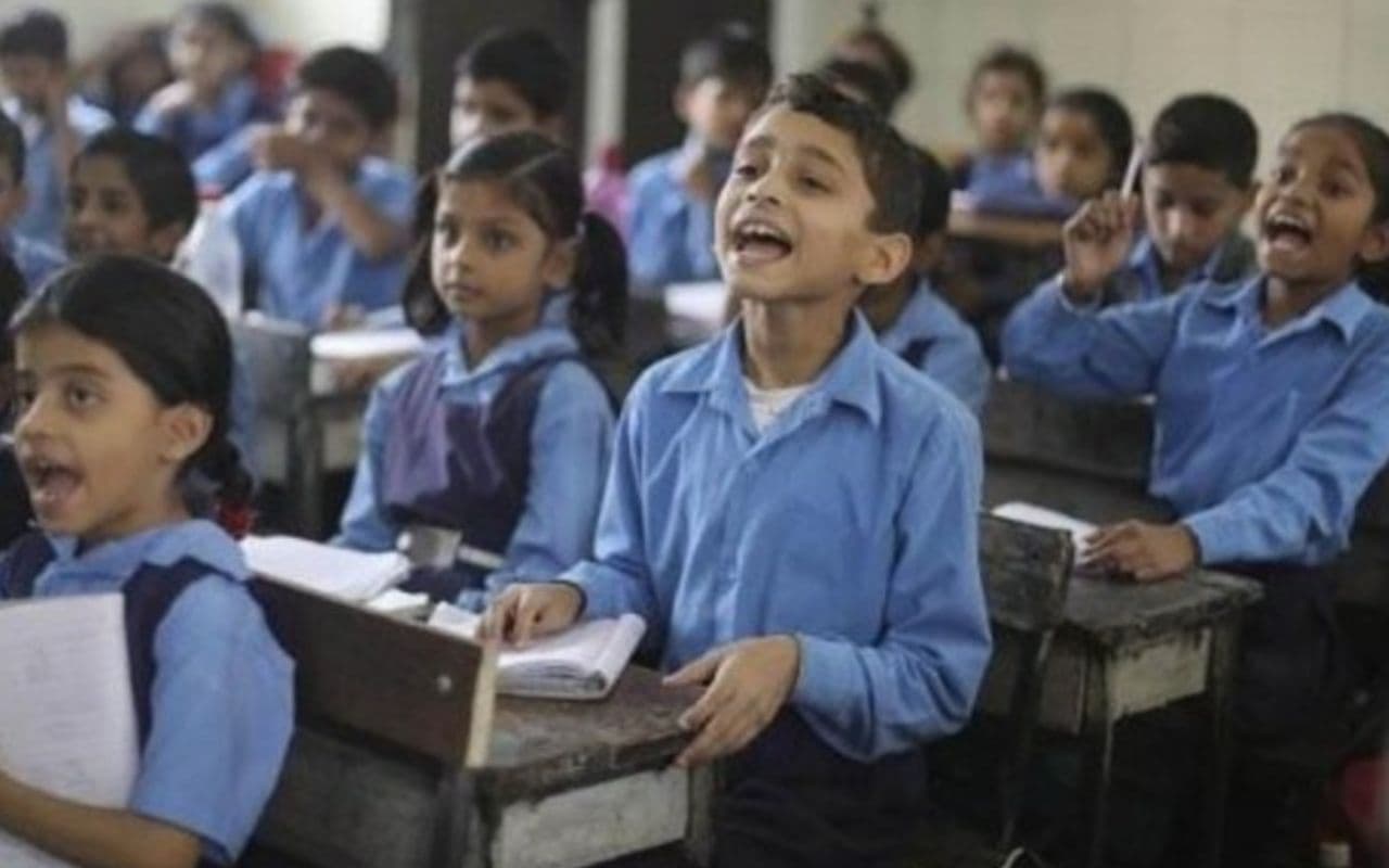 Teacher's Day Special: भागलपुर में शिक्षक संत कुमार का रचनात्मक पठन, बच्चों की हाजरी में वृद्धि लाने में सफल