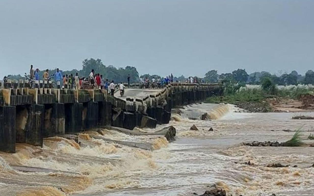 Bihar Bridge Collapse: बिहार के इस जिले में टूटा पुल, आवागमन हुआ बाधित