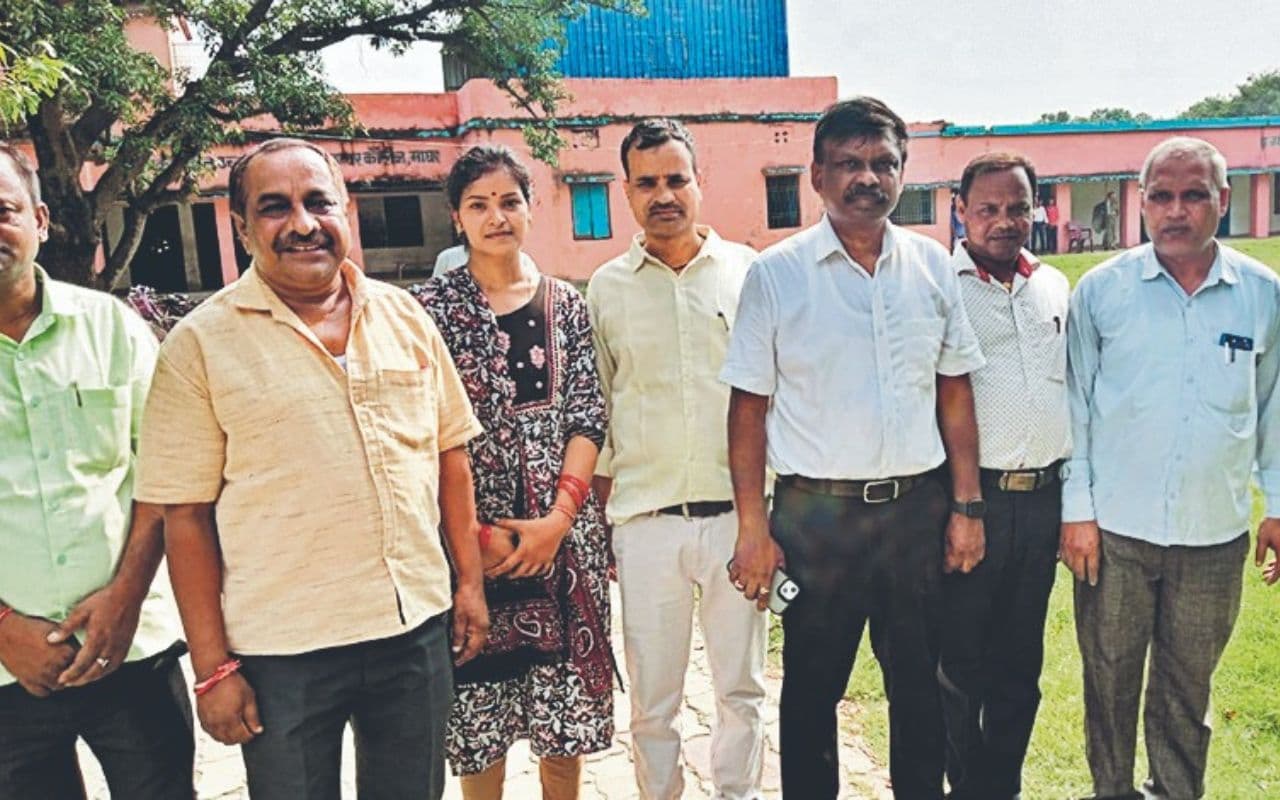 Bihar News: शिक्षा विभाग के ACS का दिखा अनोखा अंदाज, मिड डे मील खाकर खुद धोई प्लेट