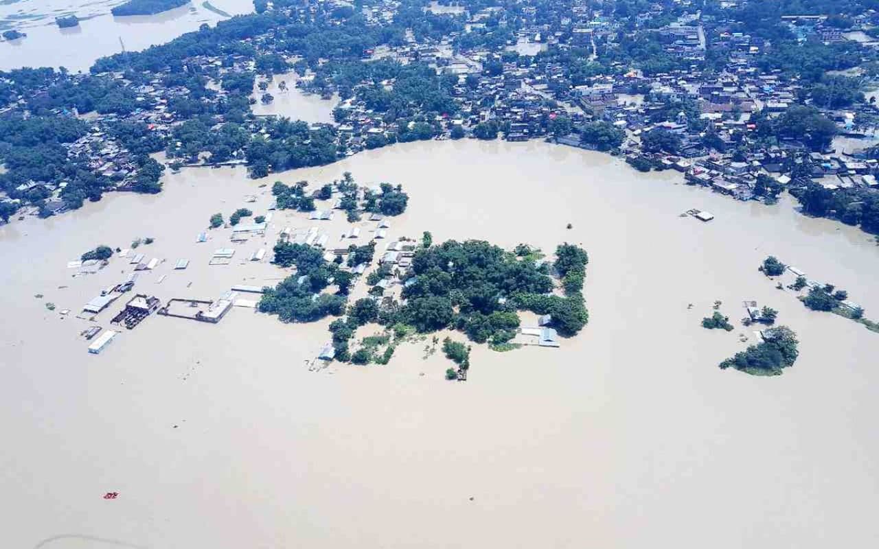 Flood in Bihar: दरभंगा से बेतिया तक भयावह हुई बाढ़, केंद्र ने जारी किये 655 करोड़ रुपये