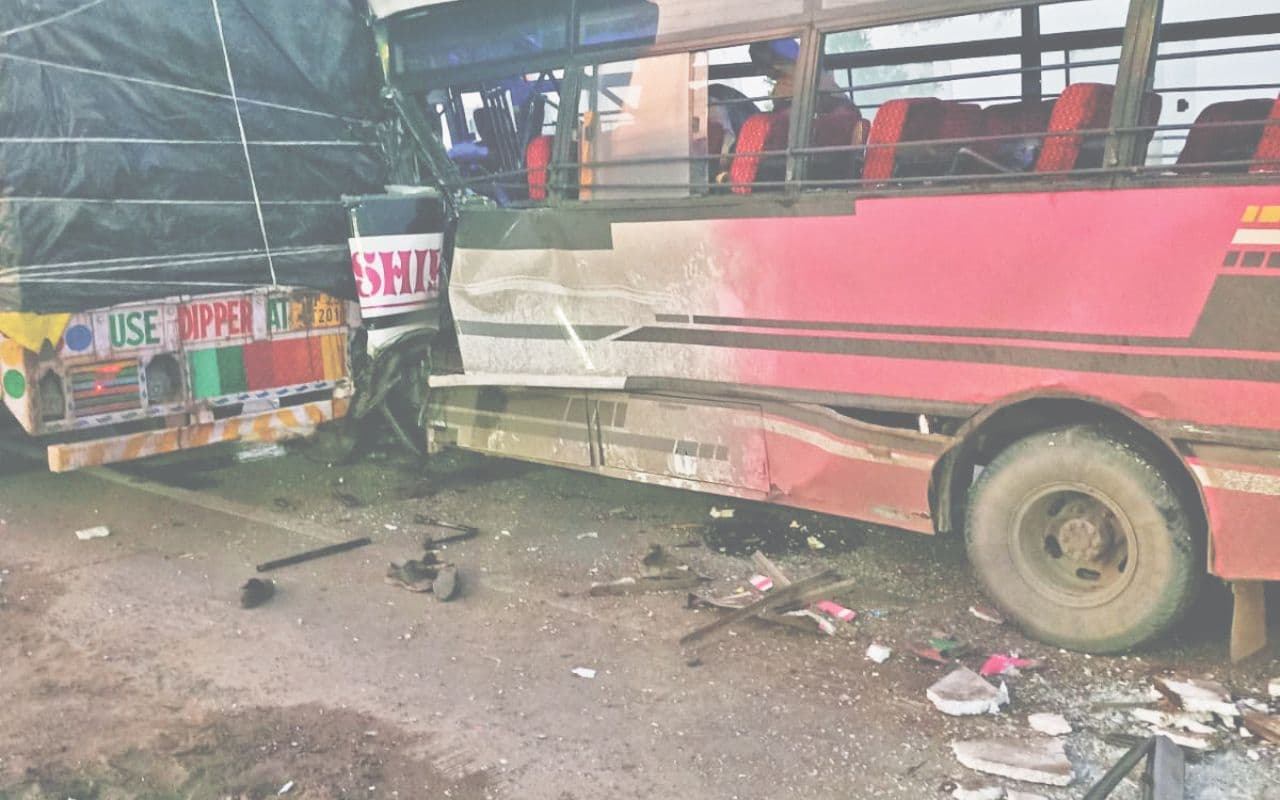 Road Accident: 44 तीर्थयात्रियों से भरी बस ने ट्रक में मारी टक्कर, तीन लोगों की मौत, पिंडदान के लिए राजस्थान से जा रहे थे गया