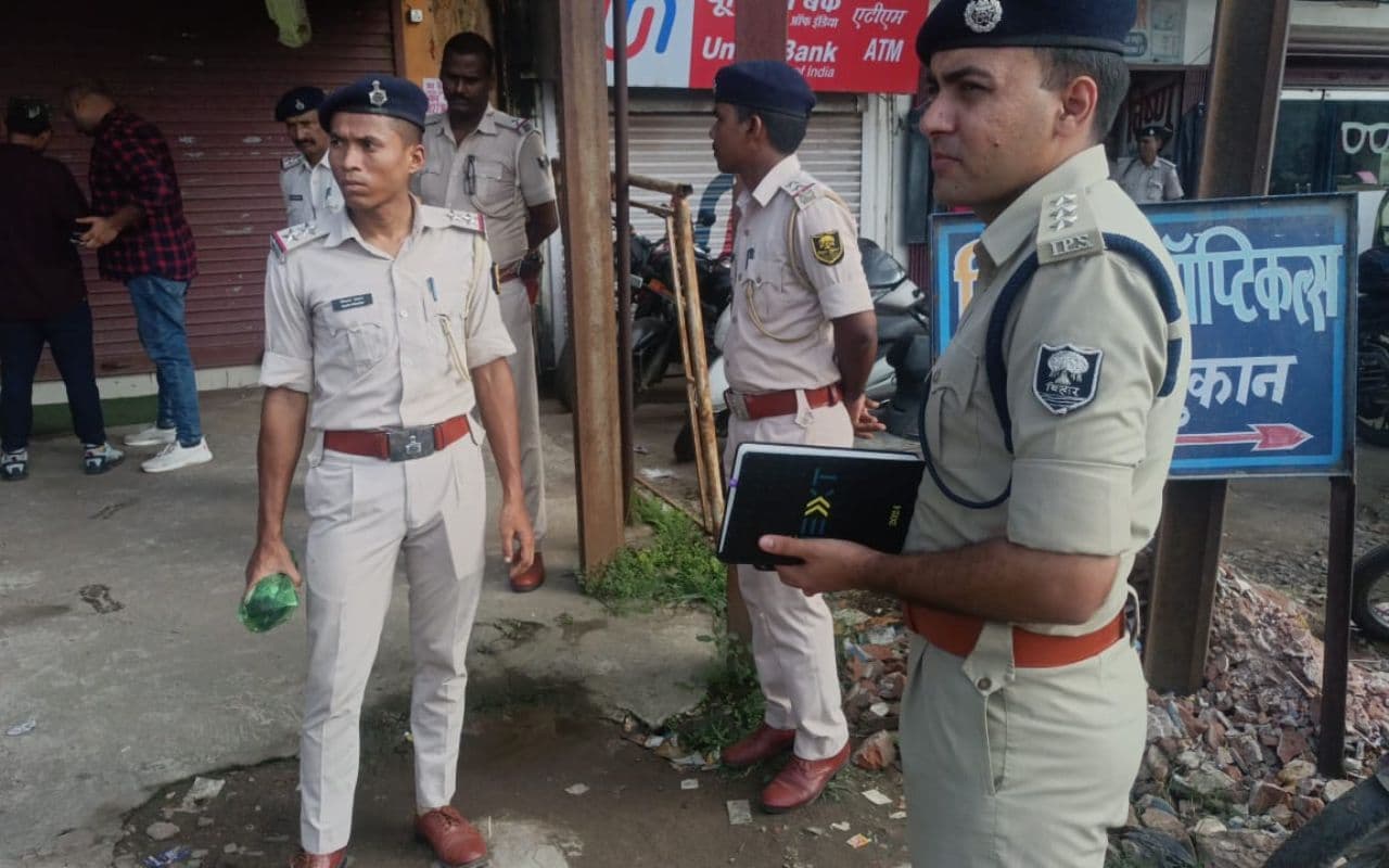 Bihar: पटना में प्रॉपर्टी डीलर की सरेआम गोली मारकर हत्या, छानबीन में जुटी पुलिस, इलाके में हड़कंप Bihar: पटना में प्रॉपर्टी डीलर की सरेआम गोली मारकर हत्या, छानबीन में जुटी पुलिस, इलाके में हड़कंप