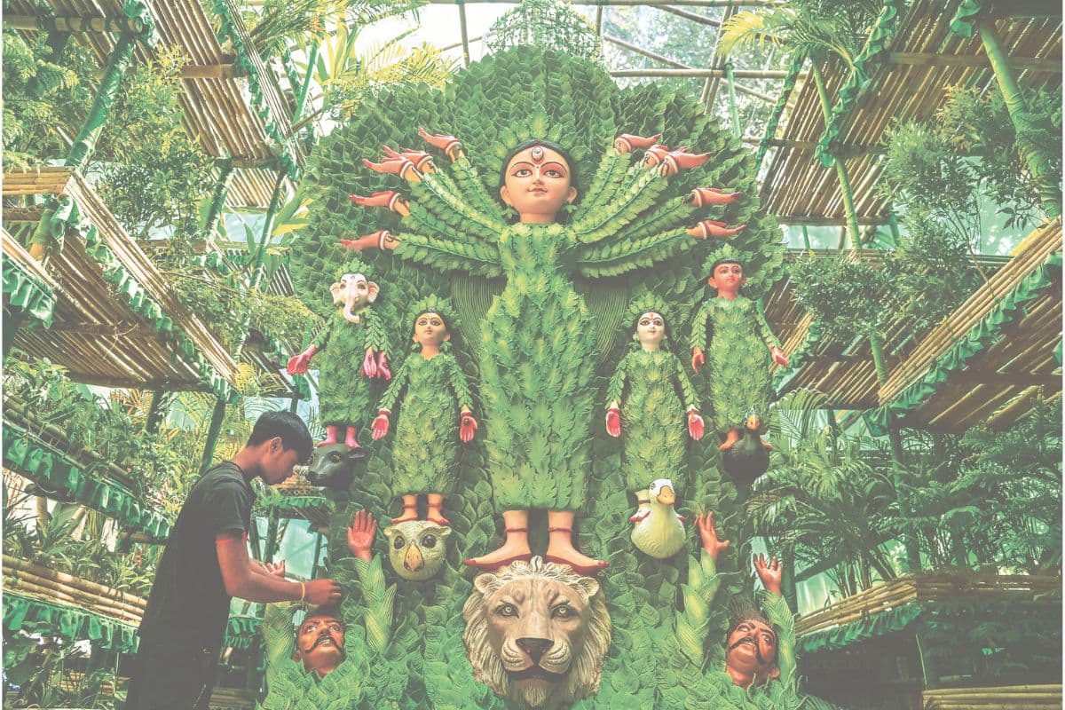 Durga Puja 2024 : कोलकाता में पौधों से तैयार की गई है मां दुर्गा की प्रतिमा,बनी लोगों के आकर्षण का केंद्र