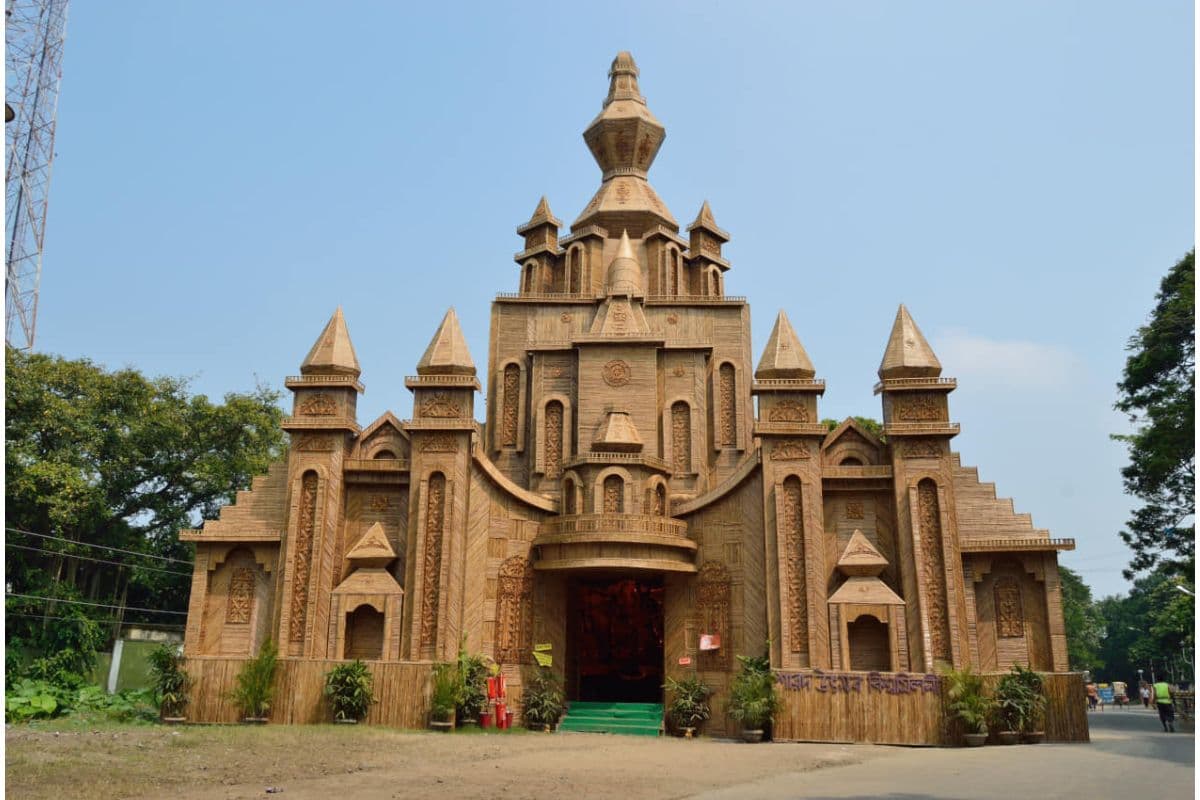 Durga Puja 2024 : हावड़ा में दिखेगी दुर्गापूजा के दौरान अनुपयोगी सामान से तैयार की गई प्राचीन मंदिर