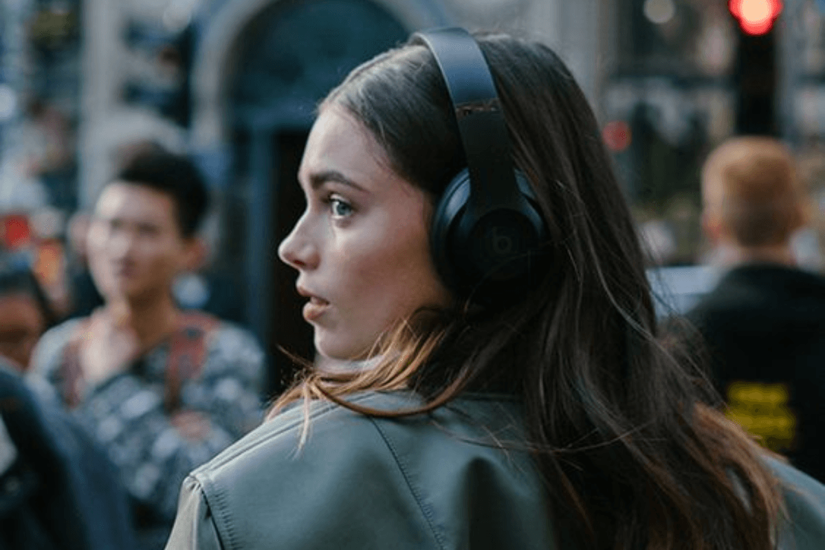 Earbud Care Tips: अगर आप भी ईयरबड्स या ईयरफोन का इस्तेमाल करते हैं तो हो जाएं सावधान