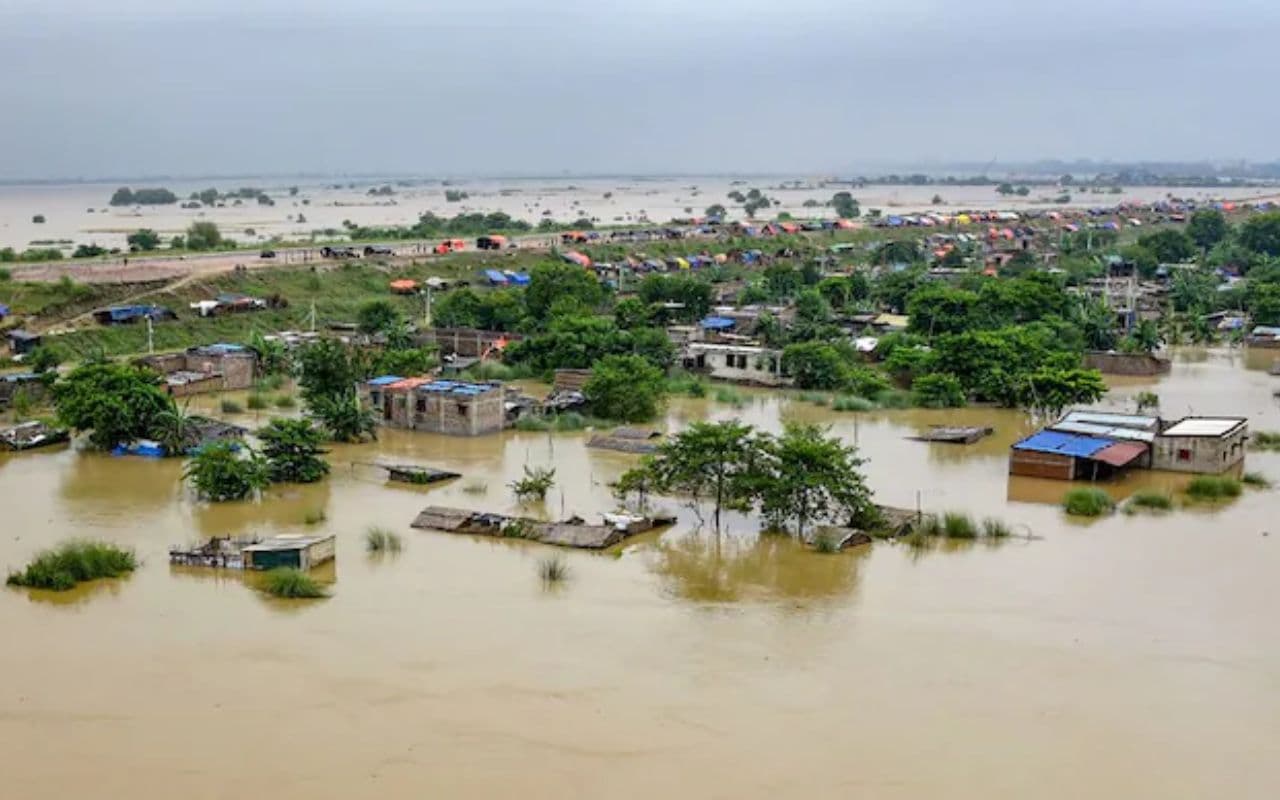 Vaishali News: तेजी से बढ़ रहा गंगा का पानी, देसरी के खड़गपुर में 150 घर डूबे, कई गांवों में अंधेरा