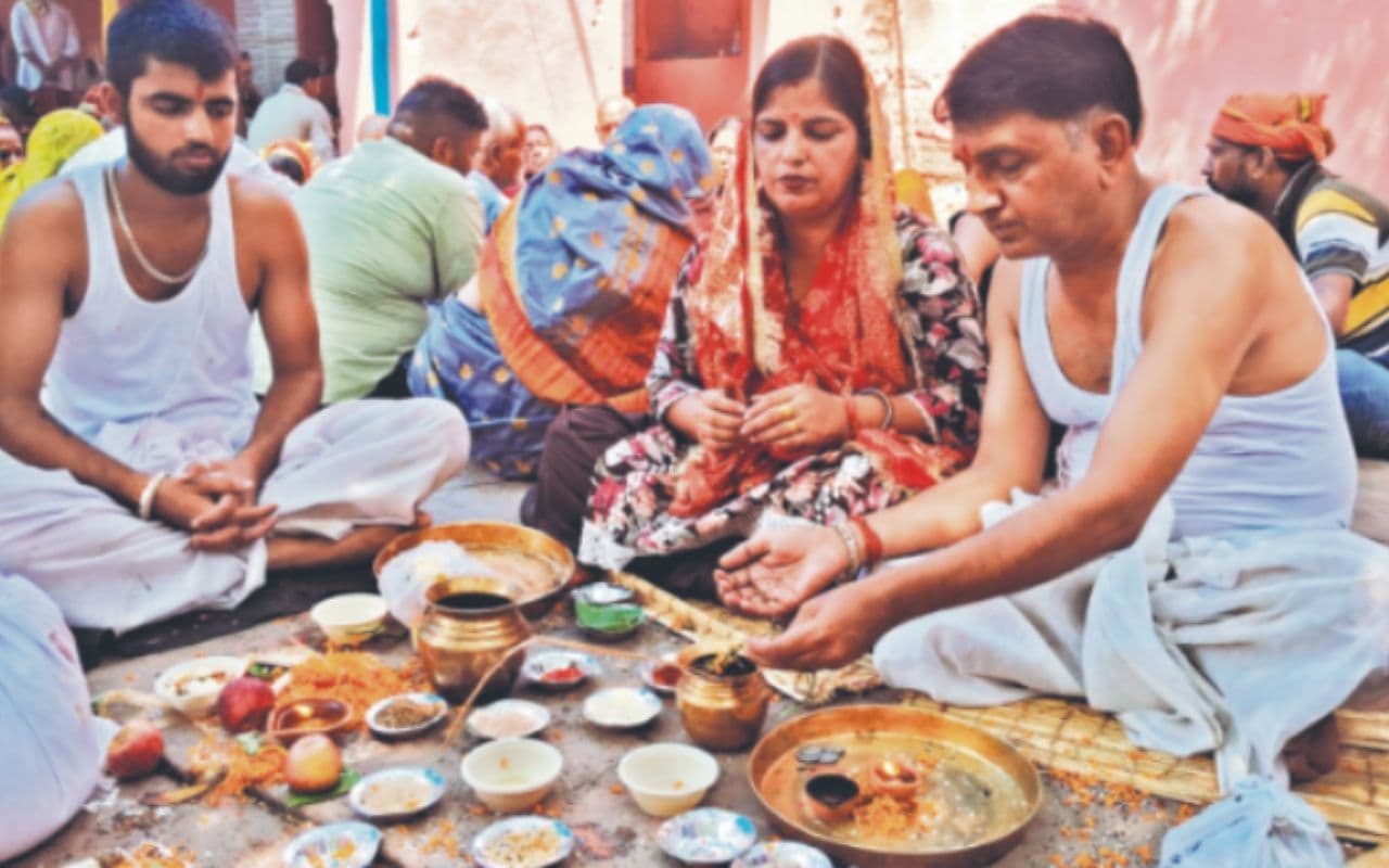 Gaya News: पाकिस्तान में मरे परदादा की पोते ने पूरी की अंतिम इच्छा, गयाजी में किया पिंडदान