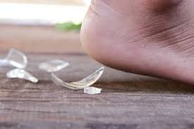Self Care Tips: कांच चुभने पर लगाएं ये 5 घरेलू नुश्खों को, तेजी से भरेगा घाव, जानें
