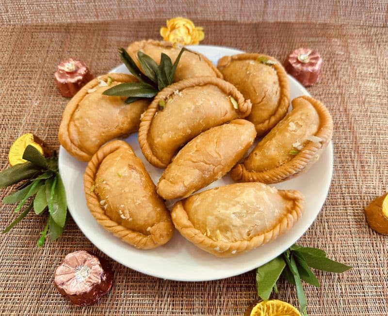 Hartalika Teej Sweets: तीज के शुभ अवसर पर ट्राई करें होममेड मीठी गुजिया को, जानें बनाने की विधि