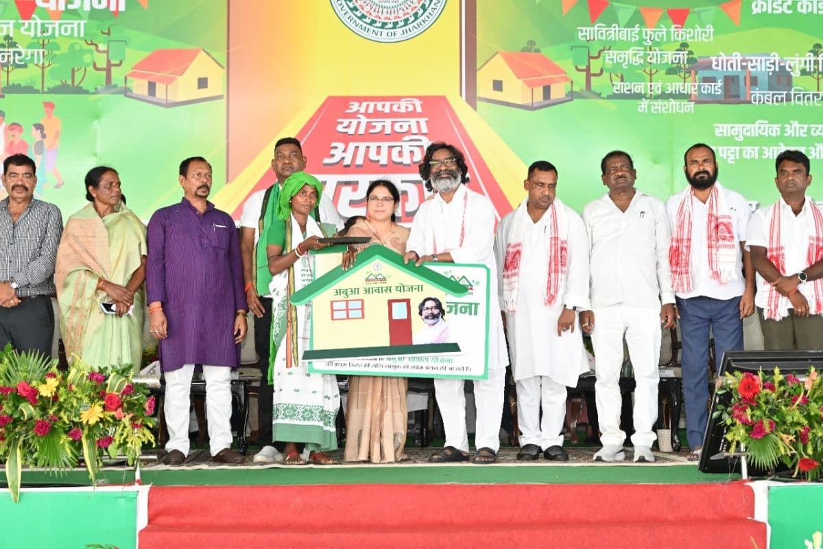 Hemant Soren Gift: सीएम हेमंत सोरेन की 555 करोड़ से अधिक की सौगात, बीजेपी पर साधा निशाना