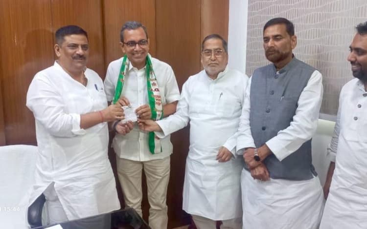 हार्वर्ड विश्वविद्यालय के पूर्व निदेशक डॉ संजय कुमार JDU में शामिल, संजय झा ने दिलाई सदस्यता