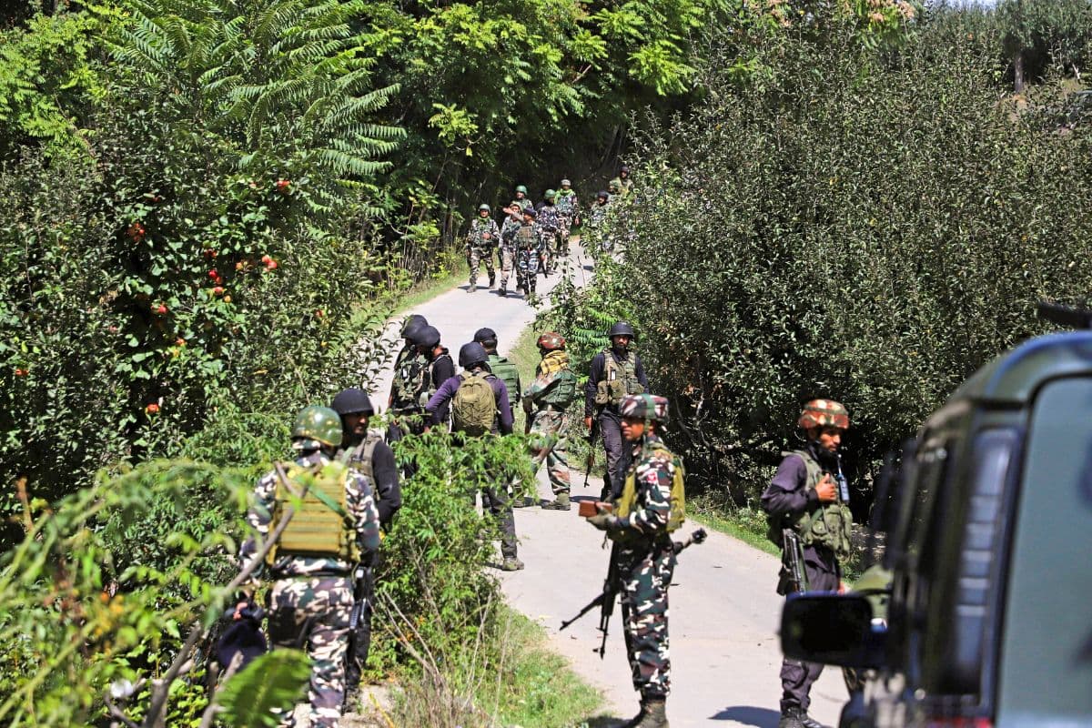 Jammu And Kashmir: बारामूला में आतंकवादियों को दौड़ाकर मारने के बाद पूंछ में सेना का अभियान तेज