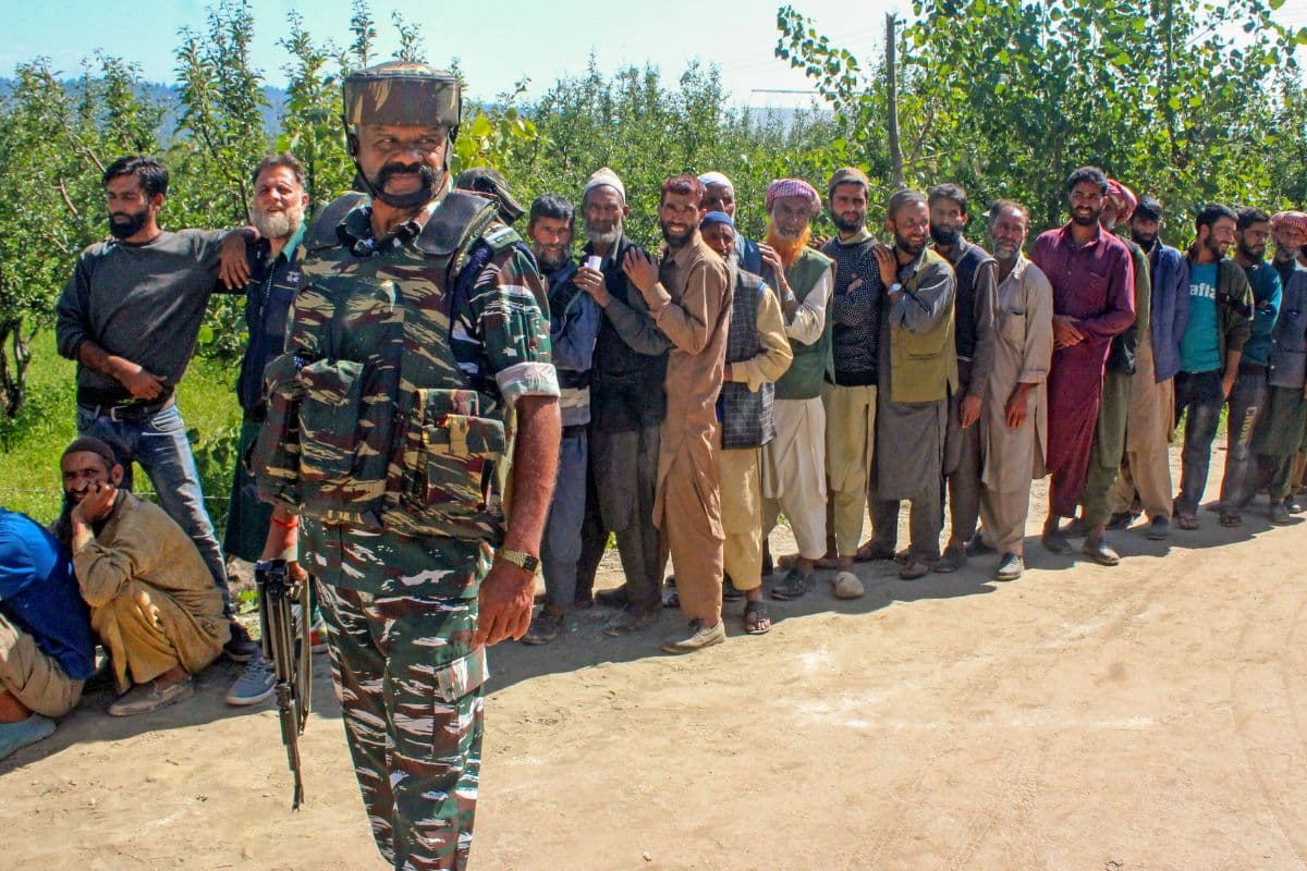 Jammu and Kashmir Elections: जम्मू कश्मीर में मतदाताओं की उमड़ी भारी भीड़, 59 प्रतिशत से अधिक वोटिंग