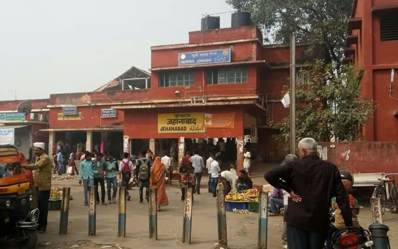 Jehanabad News: यात्रियों के लिए खुशखबरी, प्लेटफॉर्म की लंबाई बढ़ी, लगा कोच इंडक्शन बोर्ड