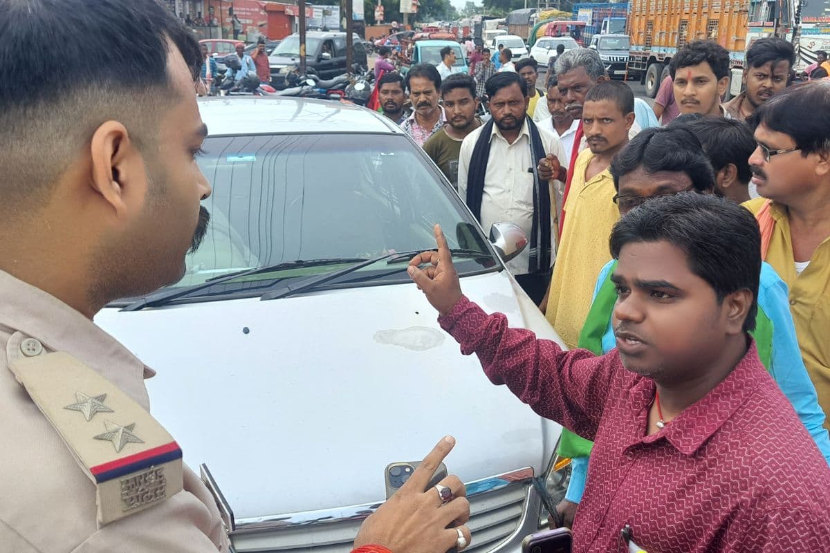 Jharkhand Andolankari: पारंपरिक हथियारों से लैस झारखंड आंदोलनकारी सड़क पर उतरे, सड़क जाम से वाहनों की लंबी कतार