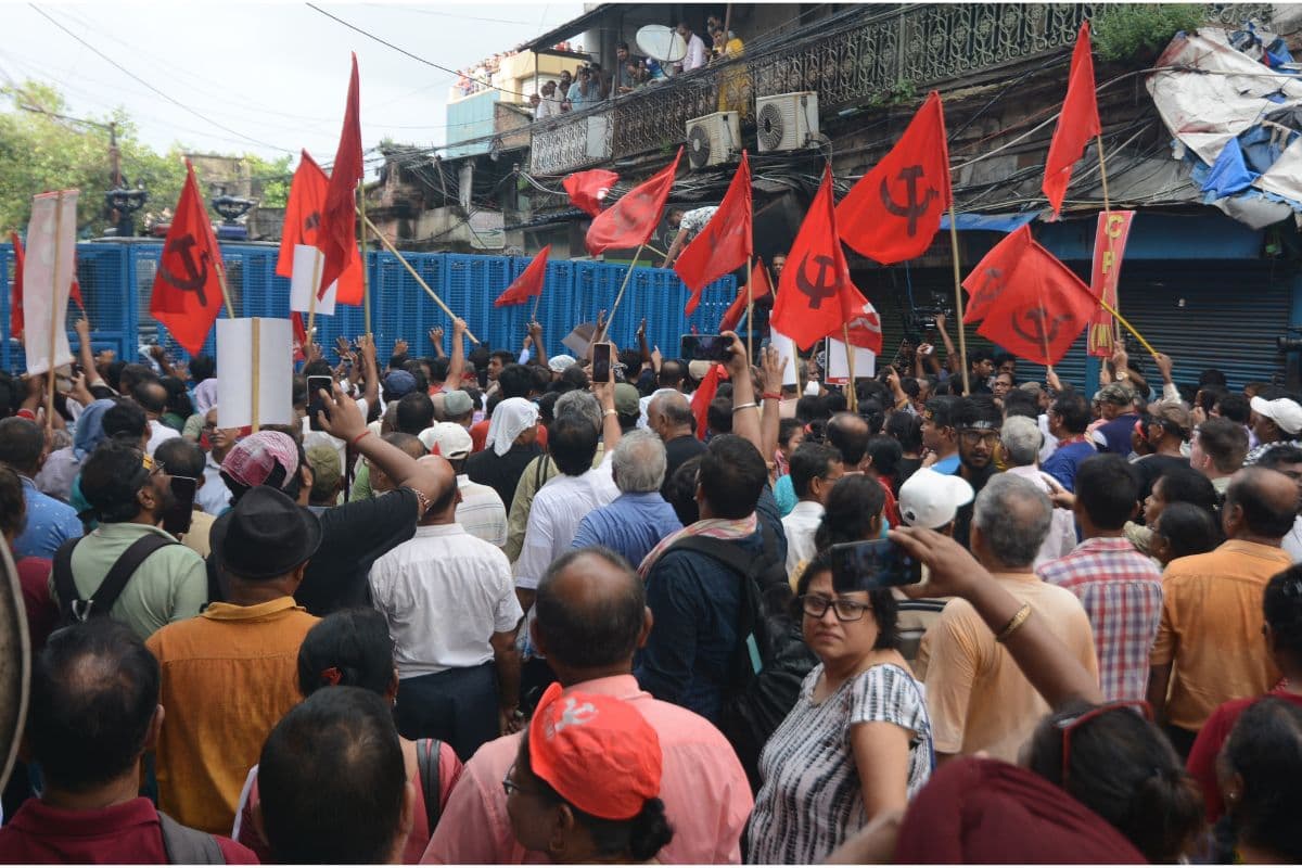 Kolkata Doctor Murder : आर जी कर कांड को लेकर वाम मोर्चा संगठनों ने कोलकाता पुलिस मुख्यालय का किया घेराव